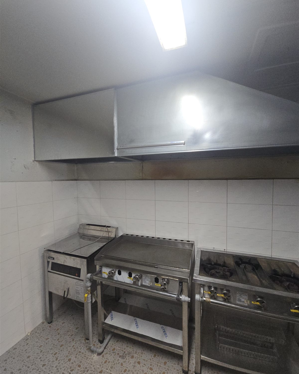 홈메딕이 시공한 식당 주방 스텐 후드 연장